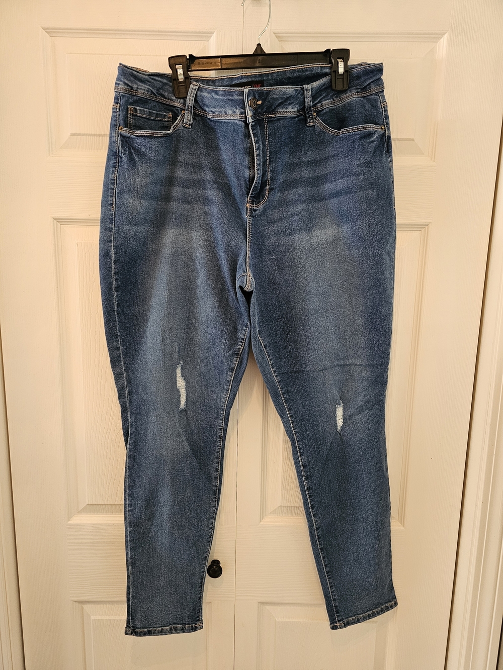 YMI Women's Skinny Jeans in Medium Blue Wash